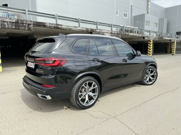 2020 BMW X5 25d IV (G05/G18), чёрный, 6400000 рублей - вид 6
