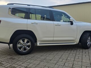 2022 Toyota Land Cruiser 300 Series, белый, 10800000 рублей, вид 3