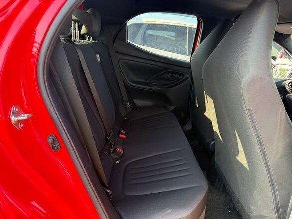 2021 Toyota Yaris IV, красный, 699776 рублей - вид 12