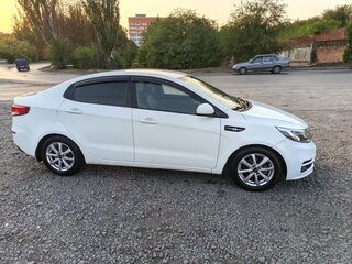 2016 Kia Rio III Рестайлинг, белый, 1080000 рублей, вид 3