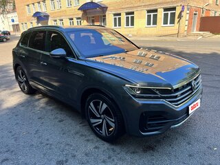 2018 Volkswagen Touareg III, серый, 4100000 рублей, вид 3