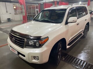 2014 Toyota Land Cruiser 200 Series Рестайлинг 1, белый, 5200000 рублей, вид 1