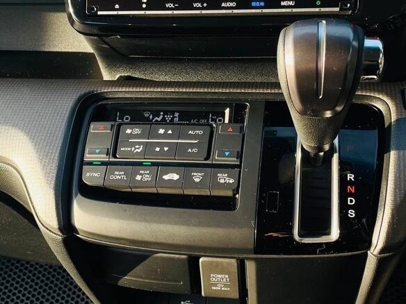 2021 Honda Stepwgn V Рестайлинг, белый, 2600000 рублей - вид 11