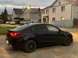 2021 Kia Rio IV Рестайлинг, чёрный, 1615000 рублей, вид 5
