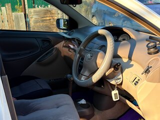 2003 Toyota Platz, белый, 630000 рублей, вид 5