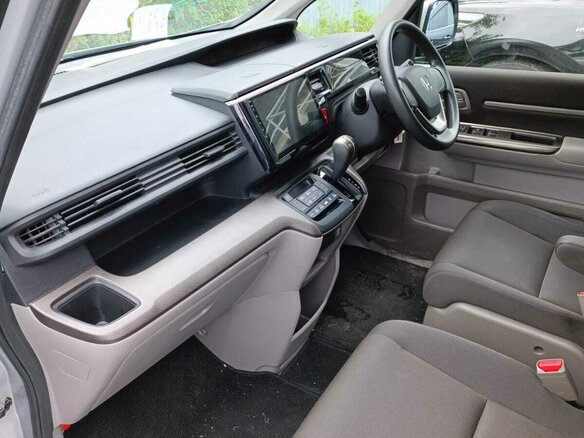 2018 Honda Stepwgn V Рестайлинг, серебристый, 2150000 рублей - вид 1