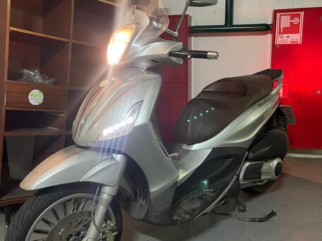 2015 Piaggio Beverly, серебристый, 300000 рублей, вид 3