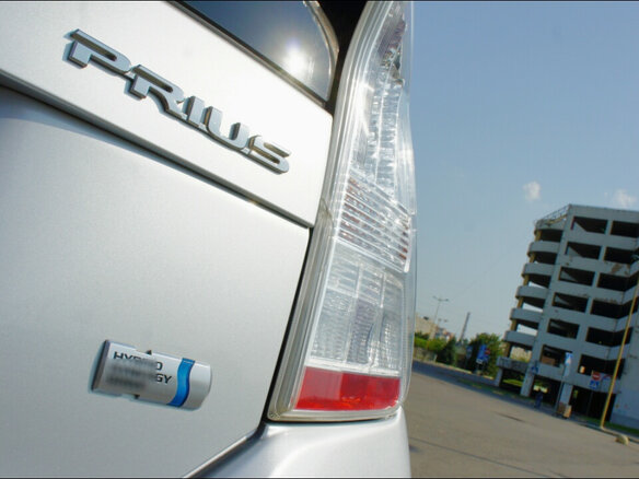2010 Toyota Prius III (XW30), серебристый - вид 13