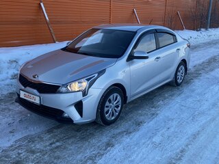 2020 Kia Rio IV Рестайлинг, серебристый, 1600000 рублей, вид 1