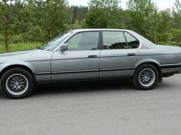 1993 BMW 7 серии 740i II (E32), серый - вид 2