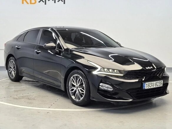 2022 Kia K5 III, чёрный, 1870000 рублей - вид 1