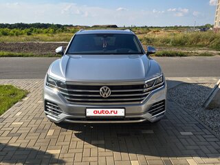 2018 Volkswagen Touareg III, серебристый, 4090000 рублей, вид 2