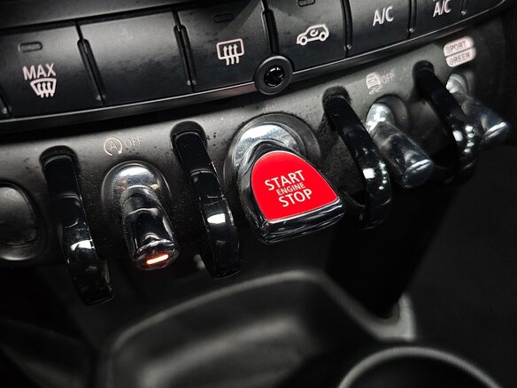 2022 Mini Hatch Cooper III (F55/F56) Рестайлинг 2, чёрный, 1795000 рублей - вид 20