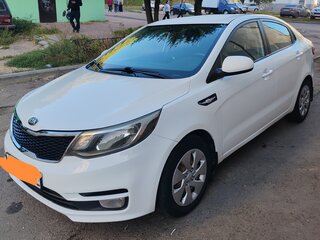 2017 Kia Rio III Рестайлинг, белый, 980000 рублей, вид 4