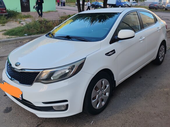 2017 Kia Rio III Рестайлинг, белый, 980000 рублей - вид 3