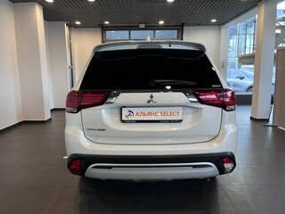 2021 Mitsubishi Outlander III Рестайлинг 3, белый, 2740000 рублей, вид 4