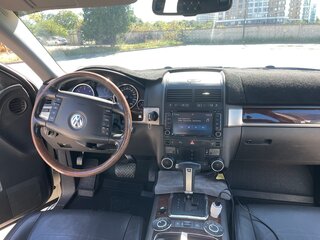 2010 Volkswagen Touareg I Рестайлинг, белый, 2100000 рублей, вид 4