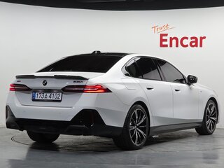 2024 BMW 5 серии Long 530Li xDrive VIII (G60/G61/G68), белый, 6500000 рублей, вид 1