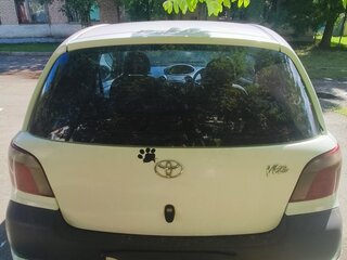 2001 Toyota Vitz I (P10), белый, 285000 рублей, вид 4
