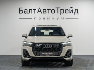 2025 Audi Q7 55 TFSI II (4M) Рестайлинг 2, бежевый, 12985000 рублей, вид 4