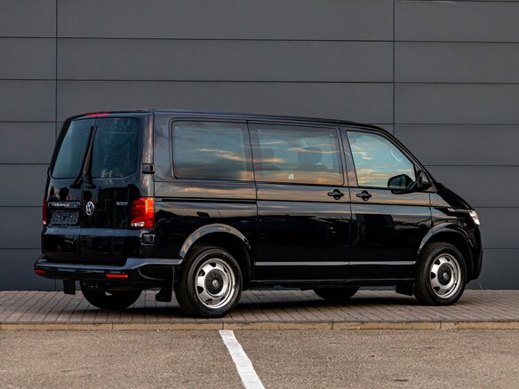 2021 Volkswagen Caravelle T6 Рестайлинг, чёрный, 3735000 рублей - вид 5