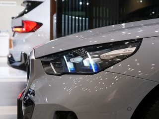 2024 BMW 5 серии 530i xDrive VIII (G60/G61/G68), серый, 7535000 рублей, вид 4