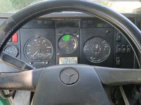 1997 Mercedes-Benz 1424, зелёный, 999999 рублей, вид 4