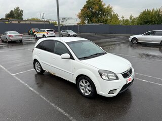 2011 Kia Rio II Рестайлинг, белый, 400000 рублей, вид 2