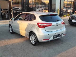 2013 Kia Rio 5-speed III, серебристый, 850000 рублей, вид 4