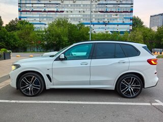 2019 BMW X5 30d IV (G05/G18), белый, 6090000 рублей, вид 2