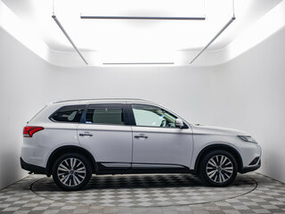 2021 Mitsubishi Outlander III Рестайлинг 3, белый, 2680000 рублей, вид 4