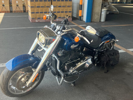 2022 Harley-Davidson Fat Boy, синий, 1830000 рублей, вид 4