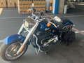 2022 Harley-Davidson Fat Boy, синий - вид 3