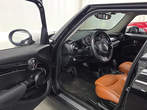 2022 Mini Hatch Cooper III (F55/F56) Рестайлинг 2, чёрный, 1740000 рублей - вид 5