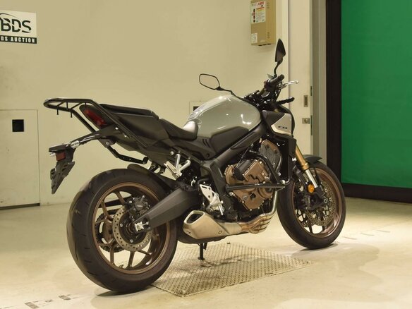 2025 Honda CB 650R, серый - вид 4