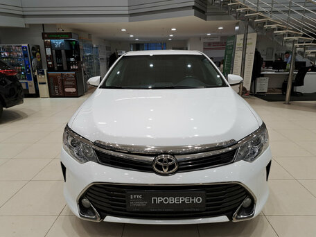 2015 Toyota Camry VII (XV50) Рестайлинг, белый, 1380000 рублей, вид 2