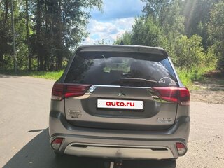 2019 Mitsubishi Outlander PHEV III Рестайлинг 3, серый, 2590000 рублей, вид 5