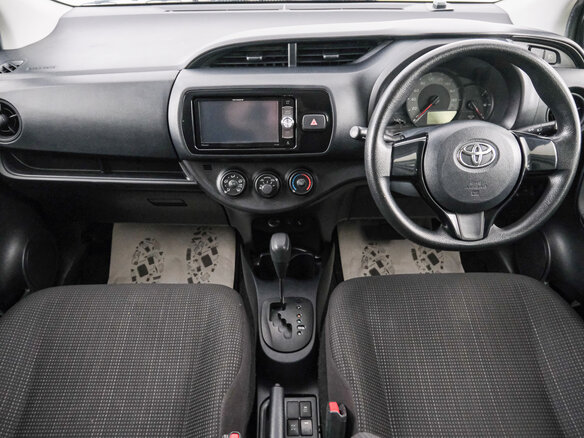 2017 Toyota Vitz III (XP130) Рестайлинг 2, белый, 879000 рублей - вид 9