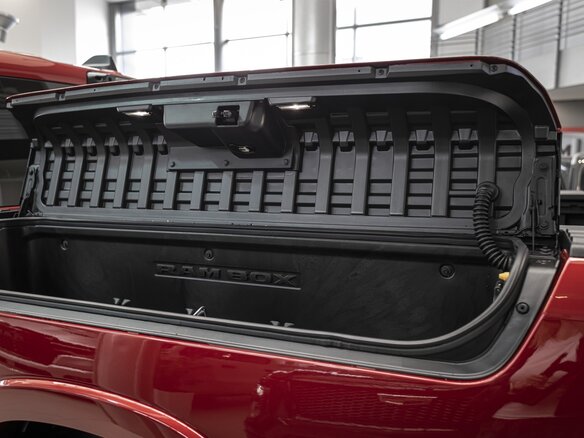 2026 Ram 1500 Crew Cab V Рестайлинг, красный - вид 17