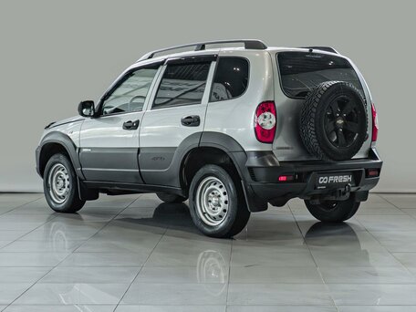 2016 Chevrolet Niva I Рестайлинг, серебристый, 590000 рублей, вид 2