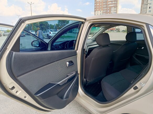 2015 Kia Rio III Рестайлинг, бежевый, 770000 рублей - вид 10
