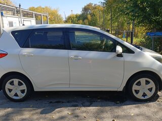 2013 Toyota Ractis II, белый, 1030000 рублей, вид 3