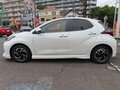 2023 Toyota Yaris IV, белый, 1150400 рублей - вид 7