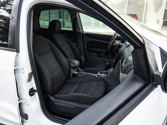 2009 Ford Focus II Рестайлинг, белый - вид 13