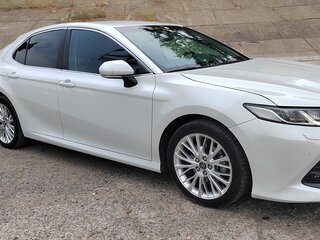 2019 Toyota Camry VIII (XV70), белый, 2350000 рублей, вид 2