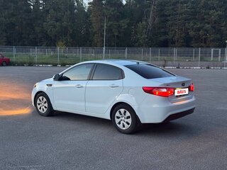2013 Kia Rio 4-speed III, белый, 560000 рублей, вид 5