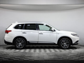 2018 Mitsubishi Outlander III Рестайлинг 2, белый, 2099000 рублей, вид 4