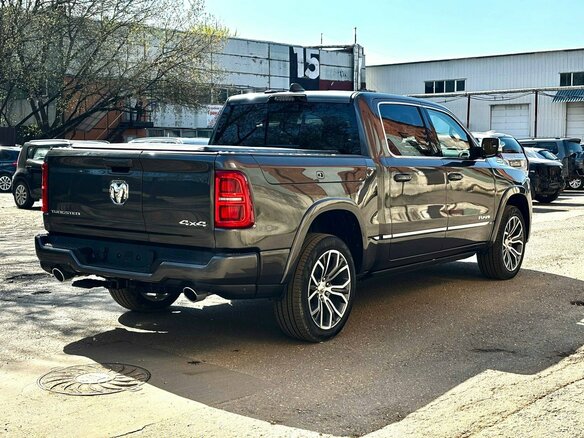 2026 Ram 1500 Crew Cab V Рестайлинг, серый, 9660000 рублей - вид 3