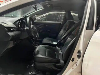 2022 Toyota Yaris L X XP150 Рестайлинг, белый, 875000 рублей, вид 4