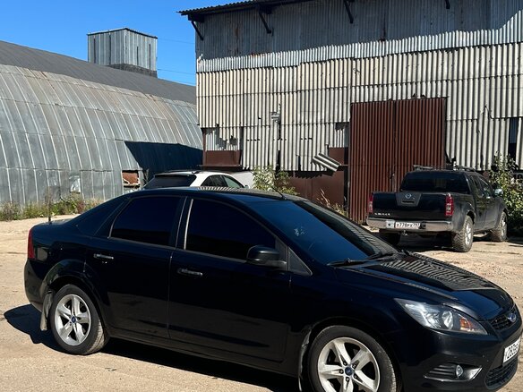 2010 Ford Focus II Рестайлинг, чёрный - вид 2